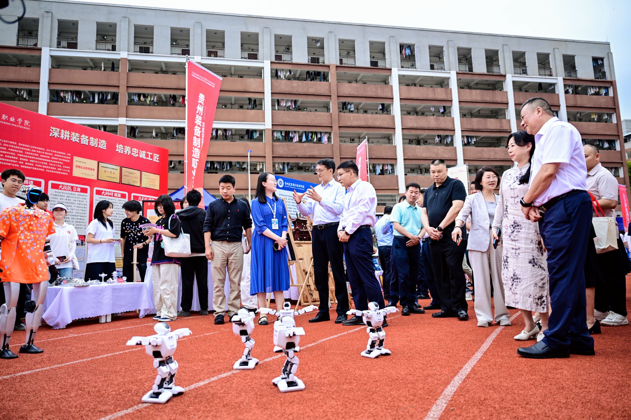 清镇市职教城管委会相关领导出席本次活